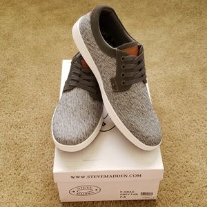 NIB Steve Madden Grad Sneaker